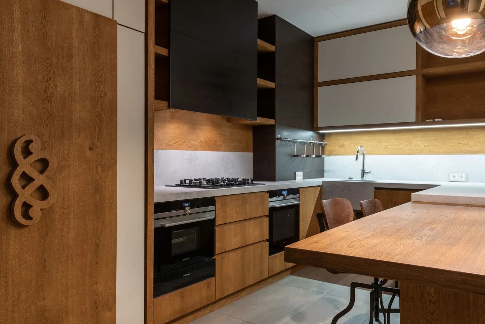 Cocina contemporánea con mobiliario de madera y tonos claros.